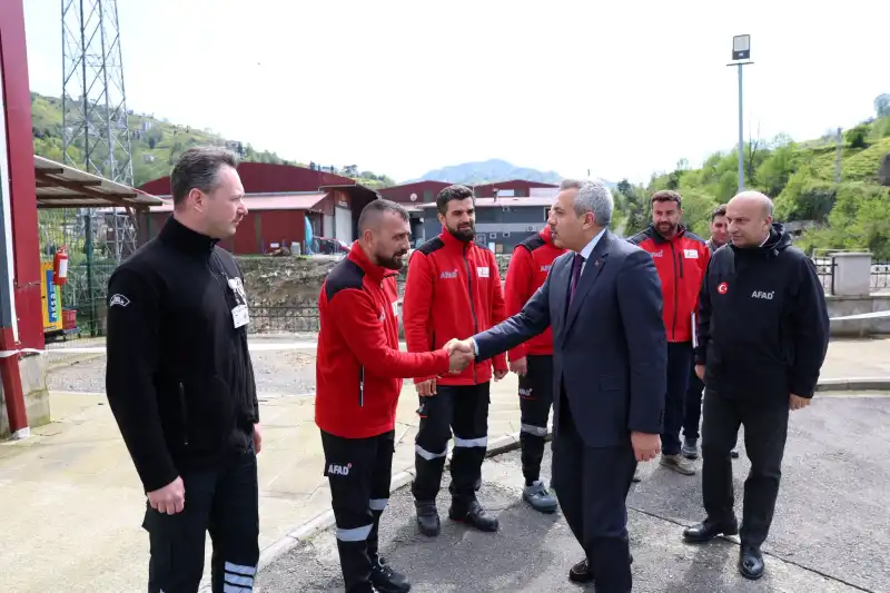 Rize Valisi Baydaş'tan AFAD Deposuna Ziyaret
