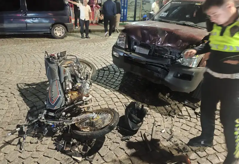 Rize’de Motosiklet ile Kamyonet Çarpıştı