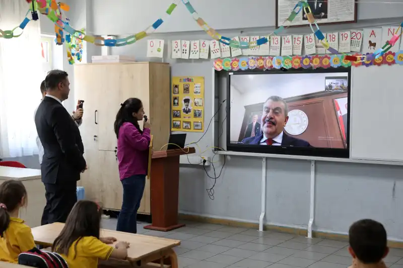 Bakan Tekin’den Rize’deki Minik Öğrencilere Anlamlı Sürpriz