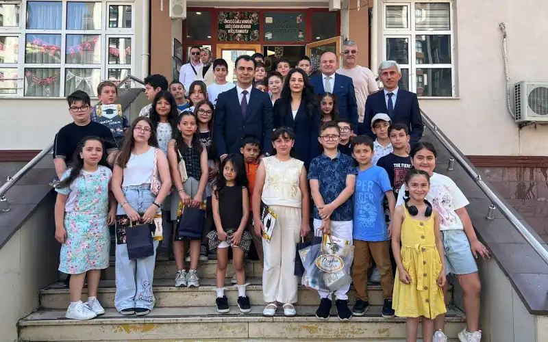 Pazar Kaymakamı Hamza İnam'dan Miniklere Karne Sürprizi