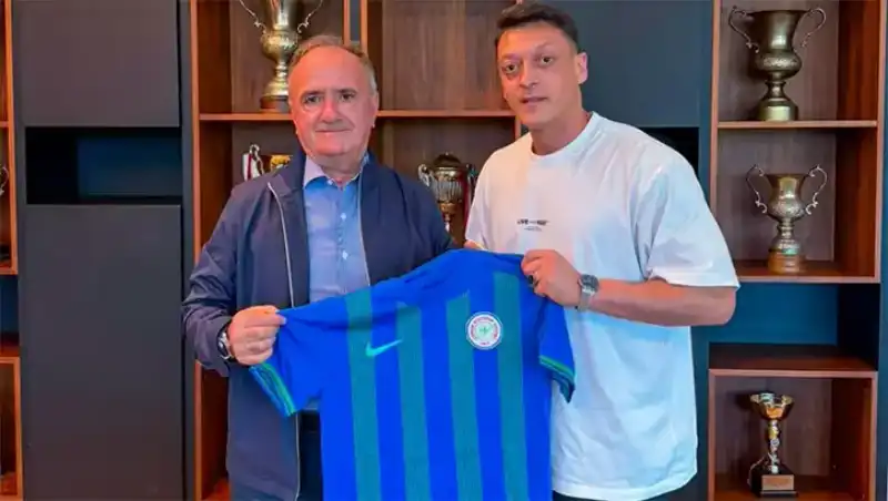 Mesut Özil Çaykur Rizespor'da