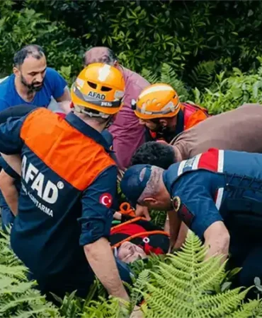 Çayeli’nde Çaylık Arazide Mahsur Kalan Vatandaş Ekiplerce Kurtarıldı