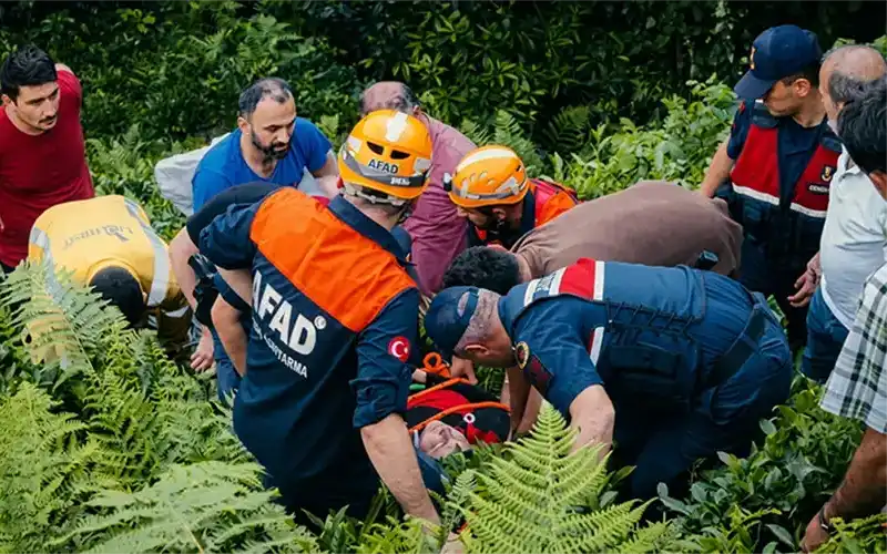 Çayeli’nde Çaylık Arazide Mahsur Kalan Vatandaş Ekiplerce Kurtarıldı