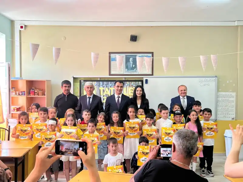 Pazar Kaymakamı Hamza İnam'dan Miniklere Karne Sürprizi
