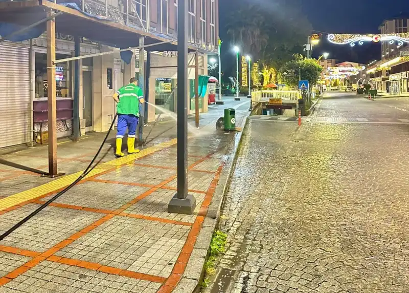 Rize’de Gece Mesaisi: Temizlik Ekipleri Sahada