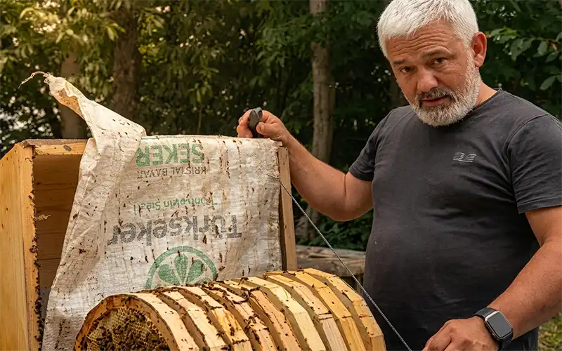 Hemşinli Arıcıdan Yenilikçi Karakovan Modeli