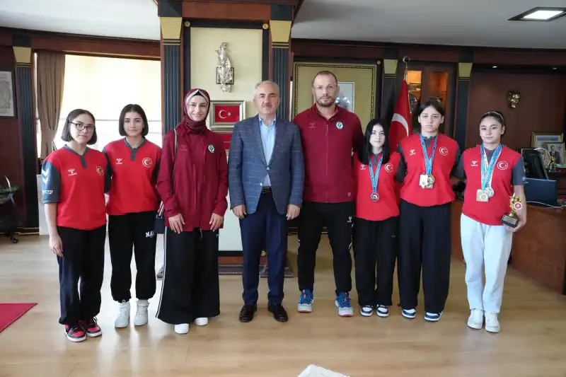 Kadın Judocular Madalyalarıyla Başkan Metin’i Ziyaret Etti
