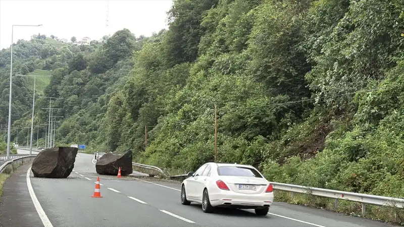 Rize'de Sağanak Kaya Düşmesine Neden Oldu