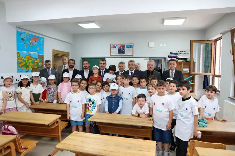 Rize’de Çifte Sürpriz: Bakan Tekin ve Vali Baydaş’tan Öğrencilere Dondurma Sözü