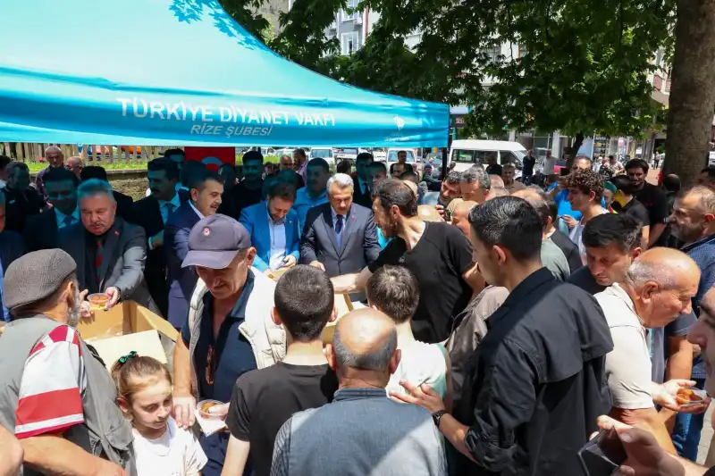 Bakan Tekin ve Vali Baydaş'tan Cuma İkramı