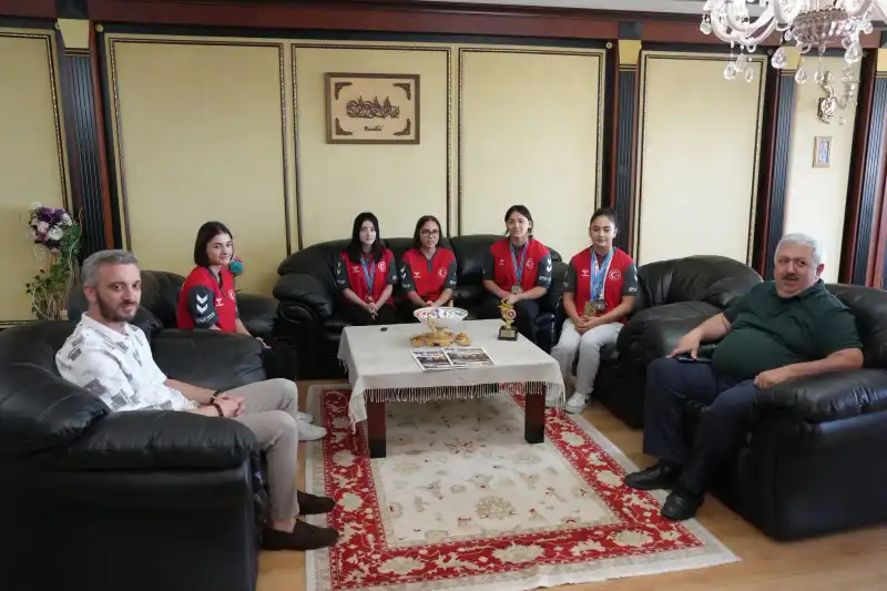 Kadın Judocular Madalyalarıyla Başkan Metin’i Ziyaret Etti