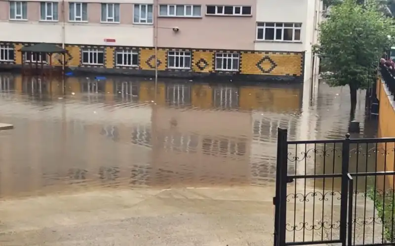 Çayeli’nde Sağanak Hayatı Olumsuz Etkiledi