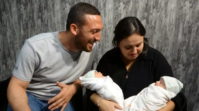 İki Rahimde Aynı Anda Büyüyen Rizeli İkizler Dünyaya Geldi