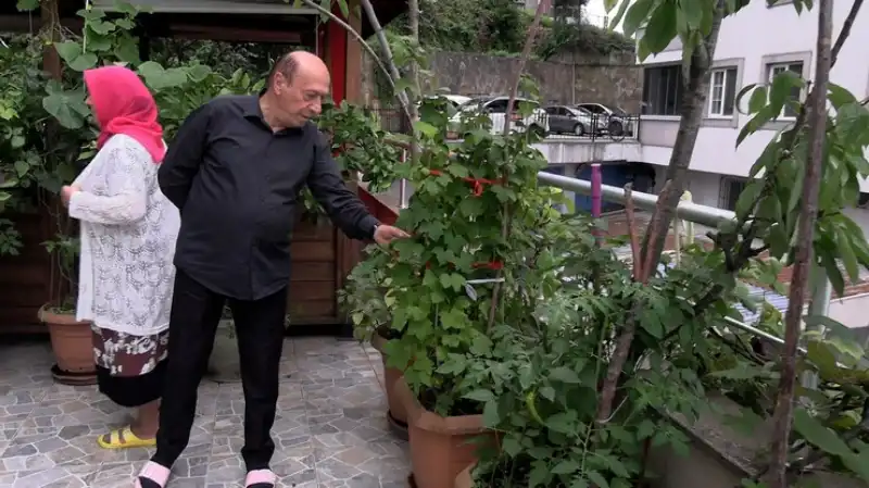 Rizeli Çiftin 102 Saksıda Köy Hayatı