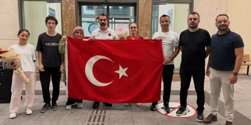 Meryem, 3 Madalya ve 3 Türkiye Rekoruyla Rize'ye Döndü