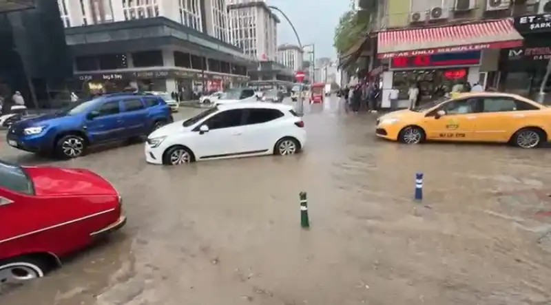 Erdoğan’ın Memleketi Rize’de Sağanak Hayatı Felç Etti