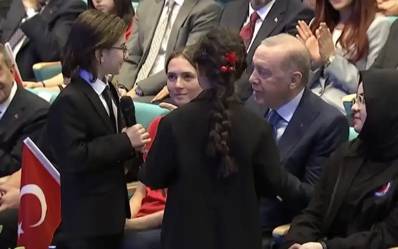 Cumhurbaşkanı Erdoğan Çocuklarla “Çayeli’nden Öteye” Türküsünü Söyledi