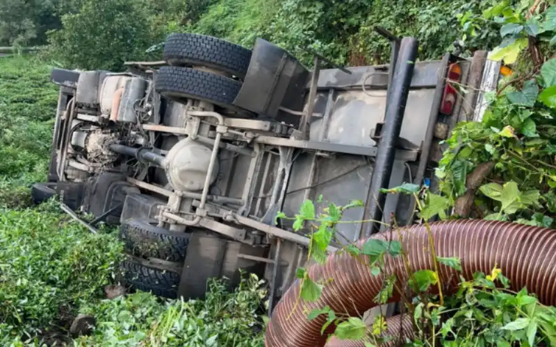 Rize’de Çay Yüklü Kamyon Çay Bahçesine Yuvarlandı