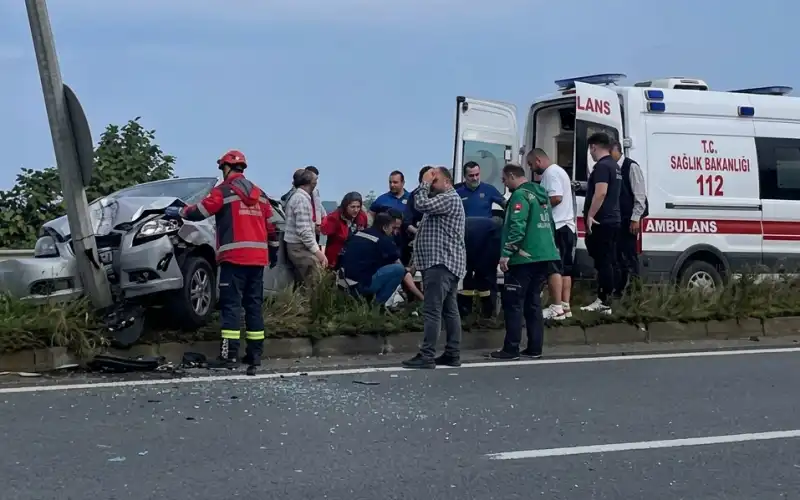 Çayeli Sahil Yolunda 3 Araçlı Kaza: Otomobil Direğe Çarparak Durdu