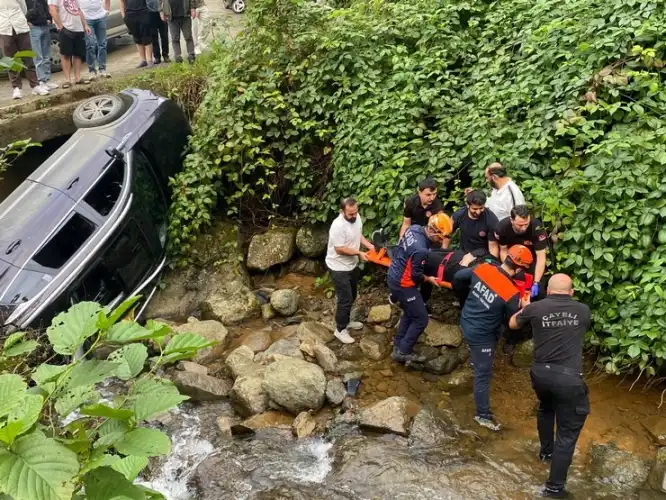 Çayeli’nde Turistleri Taşıyan Araç Dere Yatağına Devrildi: 6 Yaralı
