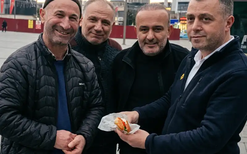 Rize’de 34 Yıldır Ekmeğini Başının Üstünden Kazanıyor