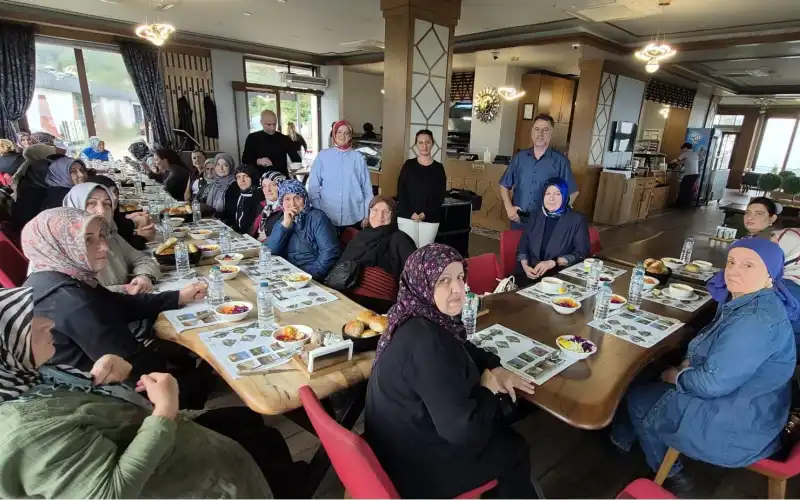 Rize’de Dilruba Buluşmaları Sürüyor: Büyükler Isırlık Tabiat Parkı’nda Bir Araya Geldi