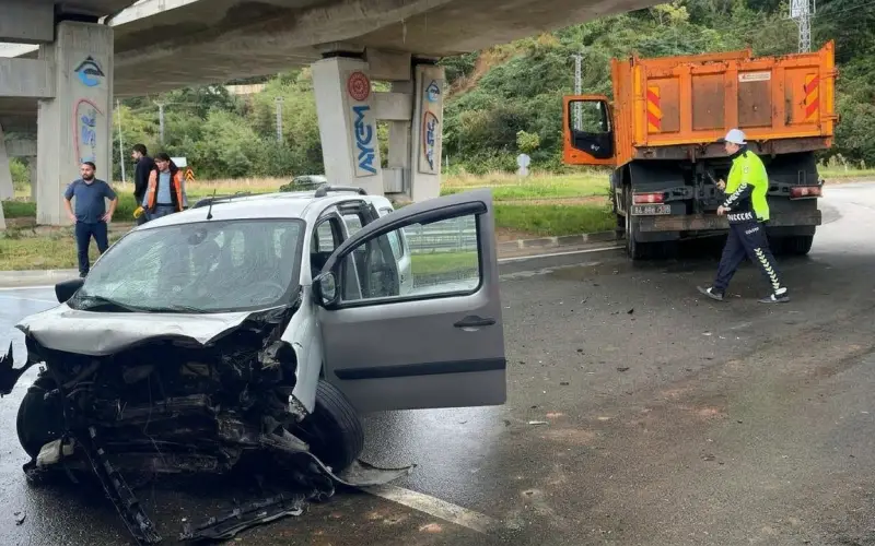Pazar’da Feci Kaza: Baba ve Kızı Yaralandı