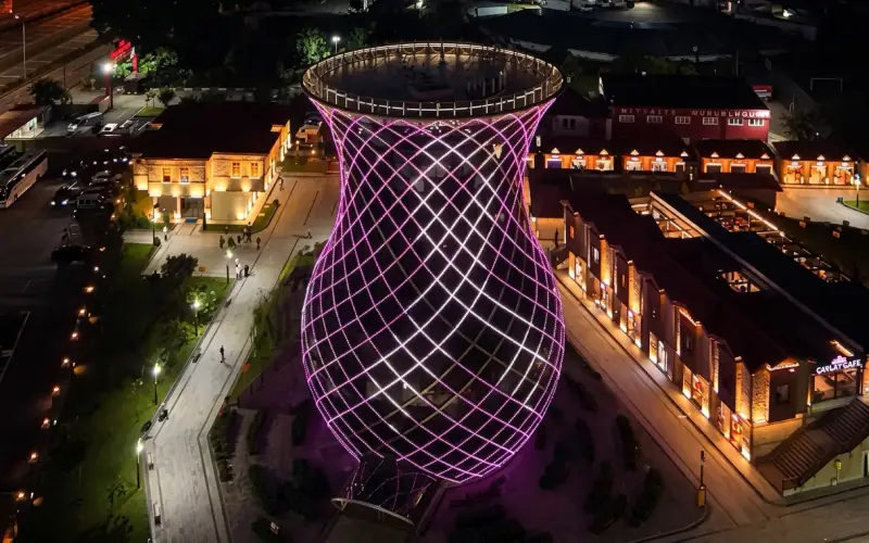 Rize’nin Simgesi Pembe Işıklarla Aydınlandı